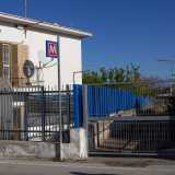 Non solo: da diversi anni il rione non � raggiungibile neanche in treno. A met� anni 90 fu infatti istituita una linea che lo collegava a Bari Centrale, ma della piccola stazione oggi restano solo la cancellata e il corridoio di accesso...